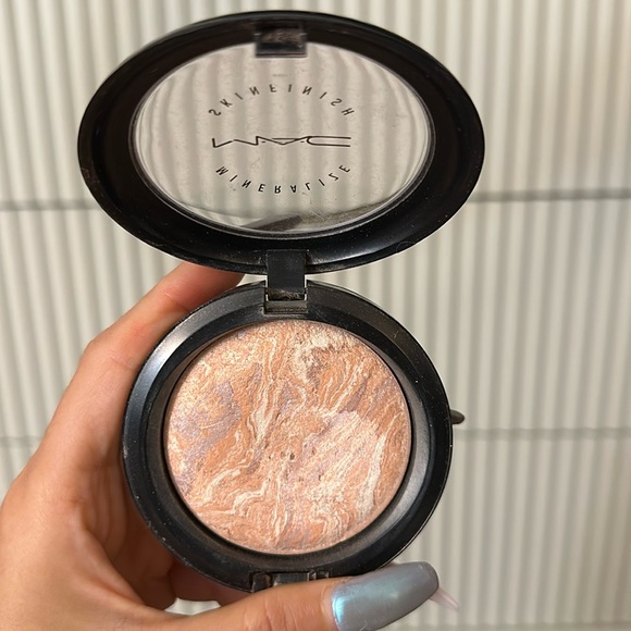 ⚡️M•A•C Mineralize Skin finish Powder (Highlighter) in “Perfect Topping”✨ - Picture 1 of 2